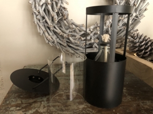 Lantaarn, metaal en glas, mooie zware zwarte (olie-kaars) lantaarn
