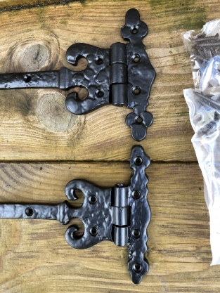 Set deur scharnieren -heng antieke decoratie op b.v. kisten, houten deur, poorten, ijzer  30 cm.