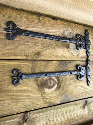 Set deur scharnieren -heng antieke decoratie op b.v. kisten, houten deur, poorten, ijzer  30 cm.