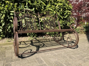 Prachtige vol smeedijzeren schommelbank- classic brown, echt een eye-catcher!!