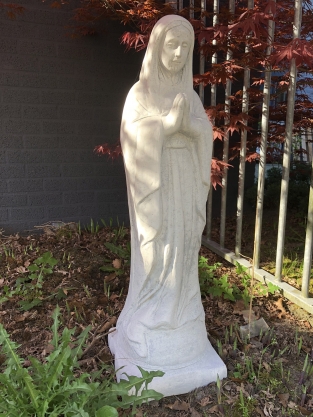 Moeder Maria / Mother Mary, groot op sokkel, vol stenen beeld.
