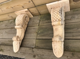 Fraaie set snaks, schouwconsole, grote wandconsole-set met de hand gesneden uit koloniaals hout, zeer fraai!