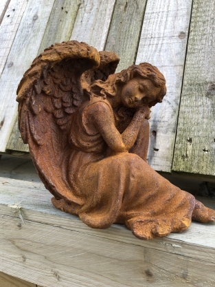 Prachtige zittende engel, vol detail, gietijzer-rust