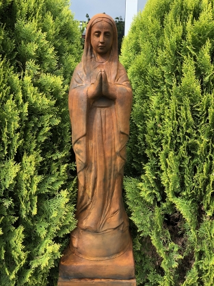 Mutter Maria / Mutter Maria, große Vollsteinskulptur, Oxid