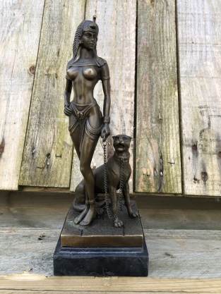 Een bronzen beeld van Cleopatra met PANTHER