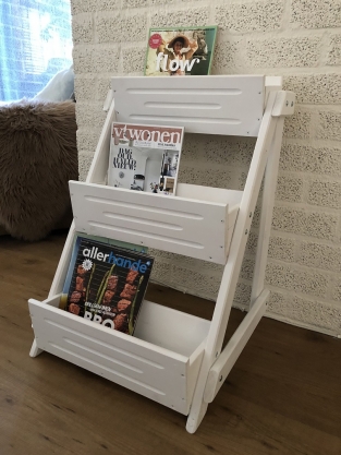 Lectuur-boeken bak, hout, met 3 bakken hout-wit, zeer fraai!