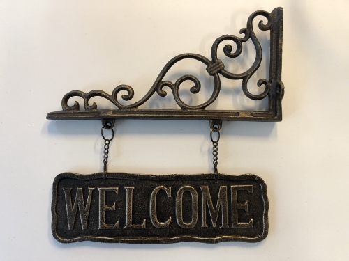 Uithangbord-wandbord aan mooie handbeugel, metaal, bronskleur, met de tekst: WELCOME.