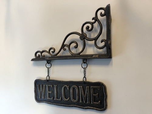 Uithangbord-wandbord aan mooie handbeugel, metaal, bronskleur, met de tekst: WELCOME.
