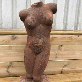 Prachtige gietijzeren vrouwelijke torso.