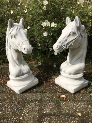 Set van 2 paardenhoofden, vol steen