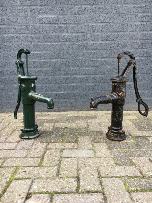 Ouderwetse waterpomp, vol gietijzer, groen