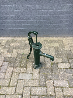 Ouderwetse waterpomp, vol gietijzer, groen
