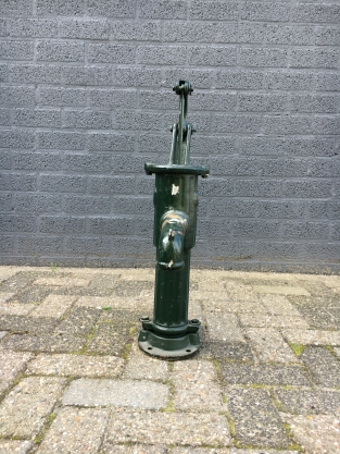Ouderwetse waterpomp, vol gietijzer, groen
