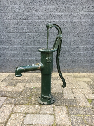 Ouderwetse waterpomp, vol gietijzer, groen