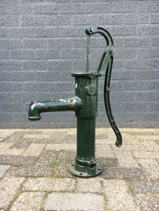 Ouderwetse waterpomp, vol gietijzer, groen