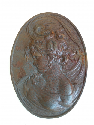 Vrouwelijk wandornament, gietijzer