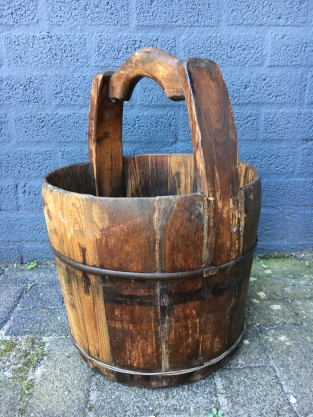 Klassieke houten emmer, rond, met houten greep