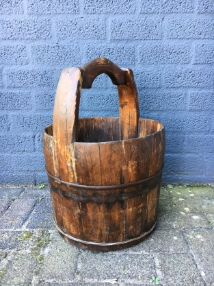 Klassieke houten emmer, rond, met houten greep