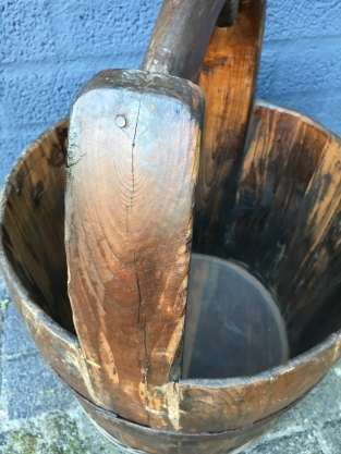 Klassieke houten emmer, rond, met houten greep