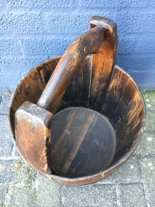 Klassieke houten emmer, rond, met houten greep