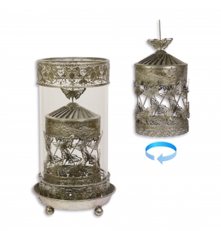 Prachtige metalen lantaarn met aparte draaiende vuurkap en geslepen glas.