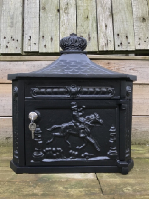 Brievenbus / mailbox vervaardigd uit gegoten aluminium, mat zwart
