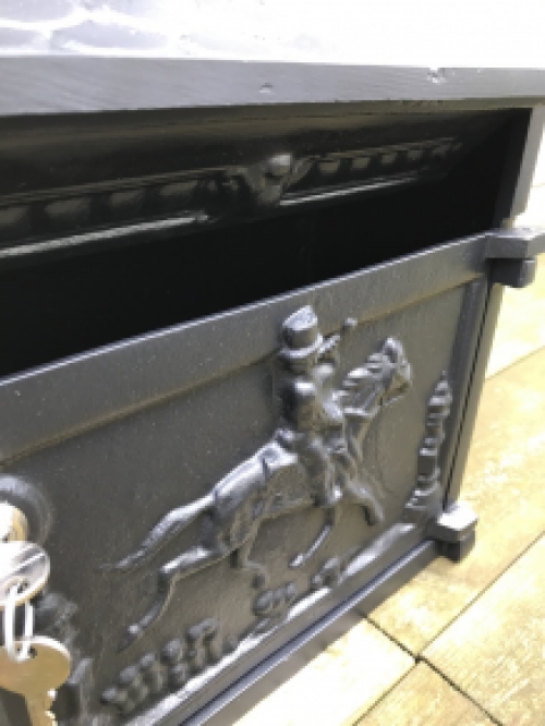 Brievenbus / mailbox vervaardigd uit gegoten aluminium, mat zwart