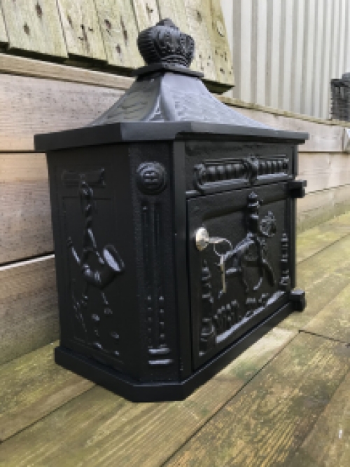Brievenbus / mailbox vervaardigd uit gegoten aluminium, mat zwart