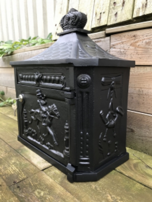 Brievenbus / mailbox vervaardigd uit gegoten aluminium, mat zwart