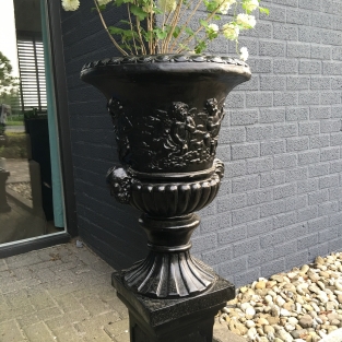 Schöne Blumentopfvase aus massivem Stein + Sockel, schwarz