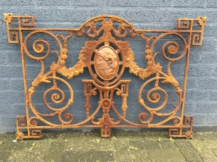 Hekwerk voor b.v. balkon, gietijzer met medaillon, nog maar 2!
