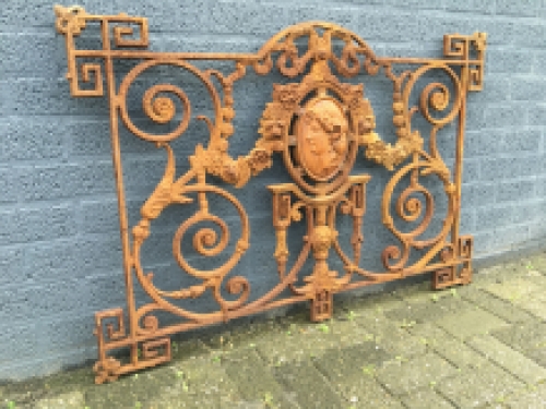 Hekwerk voor b.v. balkon, gietijzer met medaillon, nog maar 2!