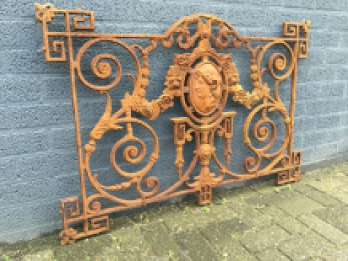 Fence for e.g. balcony, cast iron antique with medallion, only 2 left!