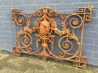 Fence for e.g. balcony, cast iron antique with medallion, only 2 left!