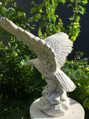 Steinadler, schöne Skulptur