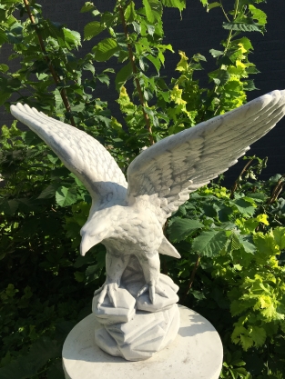 Steinadler, schöne Skulptur