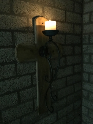 Wandlantaarn metaal op kruis van hout, zeer apart!!