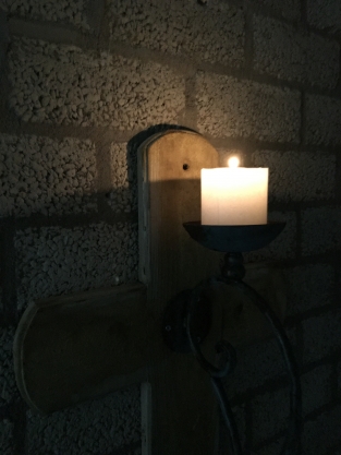 Wandlantaarn metaal op kruis van hout, zeer apart!!
