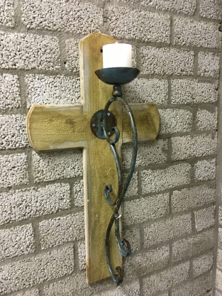 Wandlantaarn metaal op kruis van hout, zeer apart!!