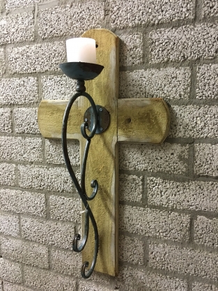 Wandlantaarn metaal op kruis van hout, zeer apart!!