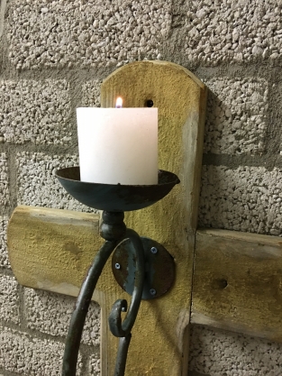 Wandlantaarn metaal op kruis van hout, zeer apart!!