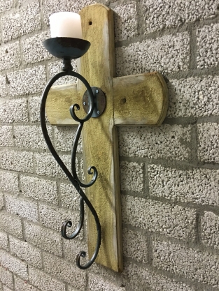 Wandlantaarn metaal op kruis van hout, zeer apart!!