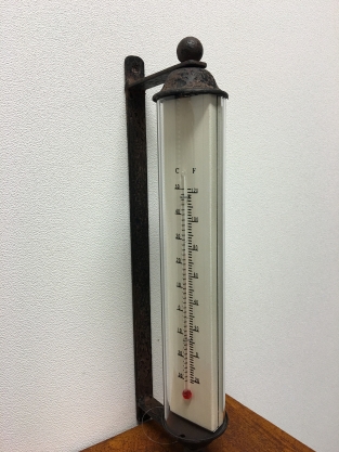 Metalen frame met glazen thermometer, prachtig klassiek !! NOG 2