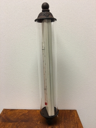 Metalen frame met glazen thermometer, prachtig klassiek !! NOG 2