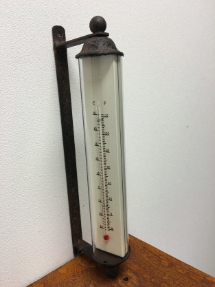 Metalen frame met glazen thermometer, prachtig klassiek !! NOG 2