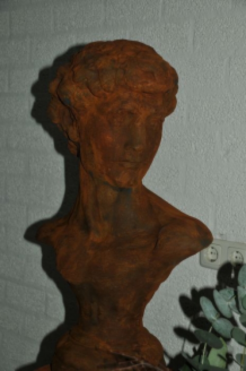 Sculptuur David, massief steen oxide, imponerend fraai!!