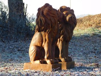 Schöner sitzender Löwe, Polystone, schöne Statue, Blick nach rechts, oxid