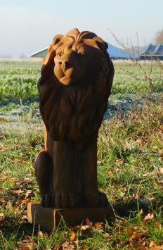 Schöner sitzender Löwe, Polystone, schöne Statue, Blick nach rechts, oxid