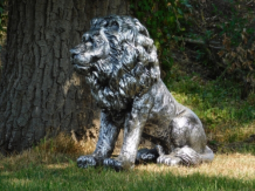 Beautiful statue of a lion, polystone, silver-gray, beautiful in detail!