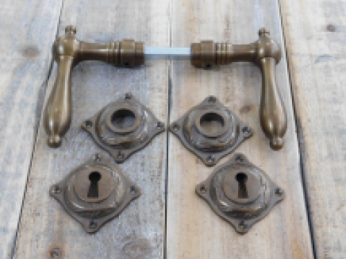 Set deurklinken met rozetten, Art Nouveau motief 3 lelies BB72 binnendeur - Messing